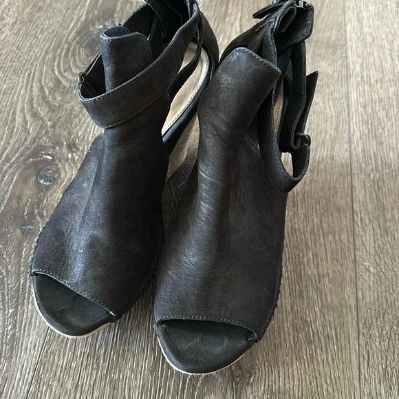 Suede UGG wedges - Picture 1 of 5